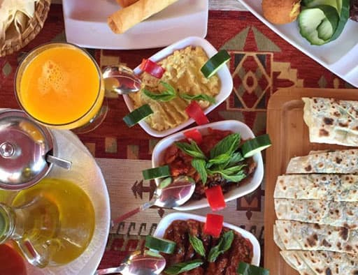 Tisch mit türkischen Mezes und Vorspeisen