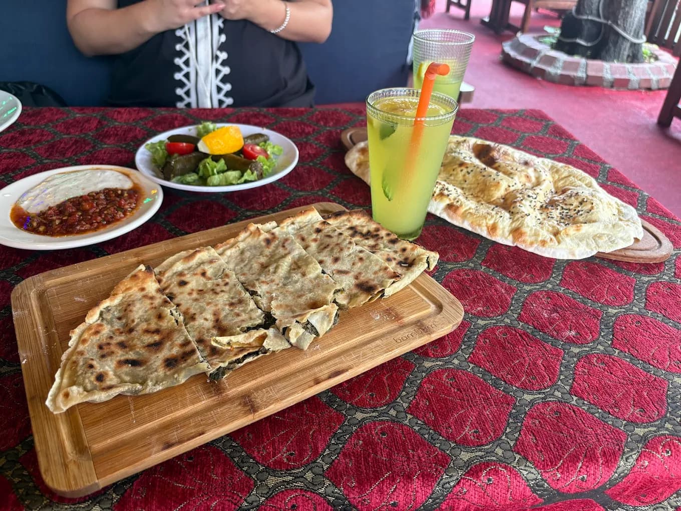 Traditionelles anatolisches Gericht in einer gemütlichen Restaurantatmosphäre