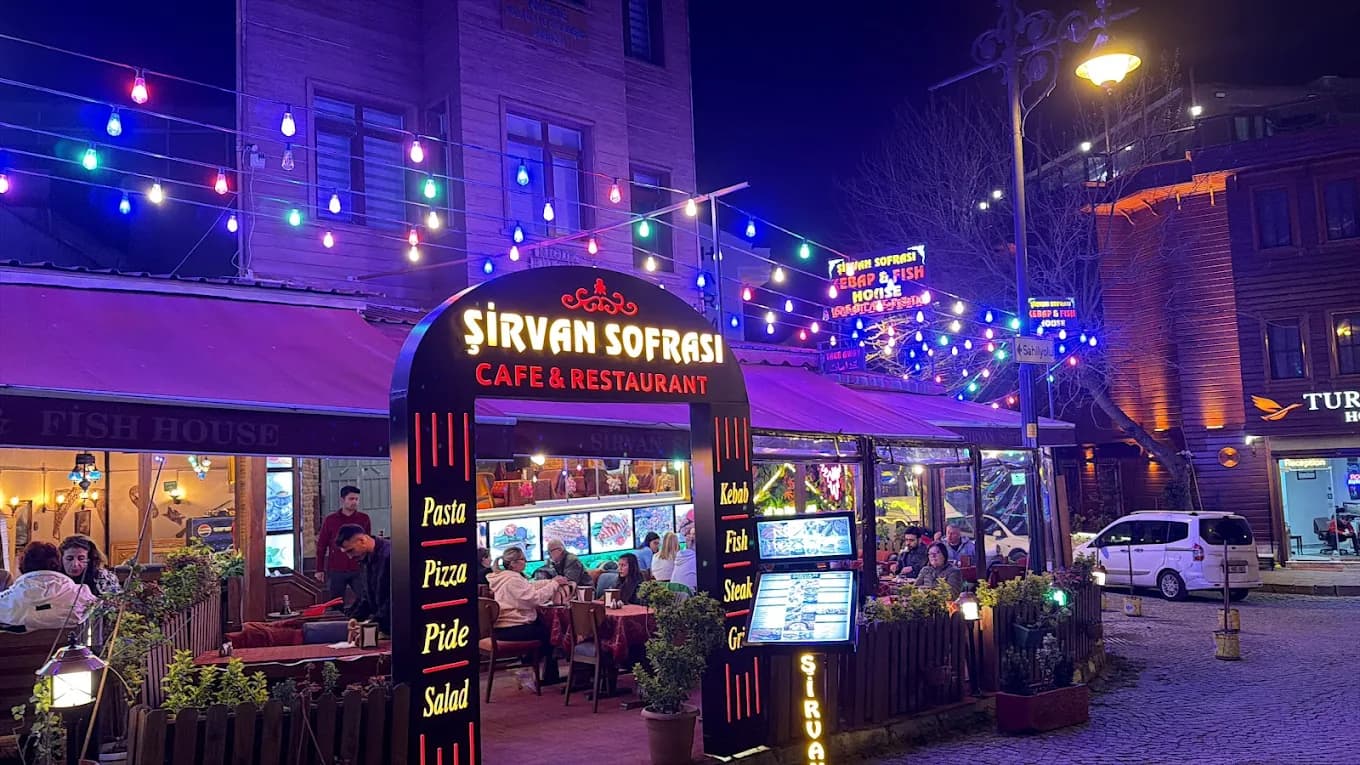 Mit traditionellen türkischen Gerichten gedeckter Tisch bei Şirvan Sofrası