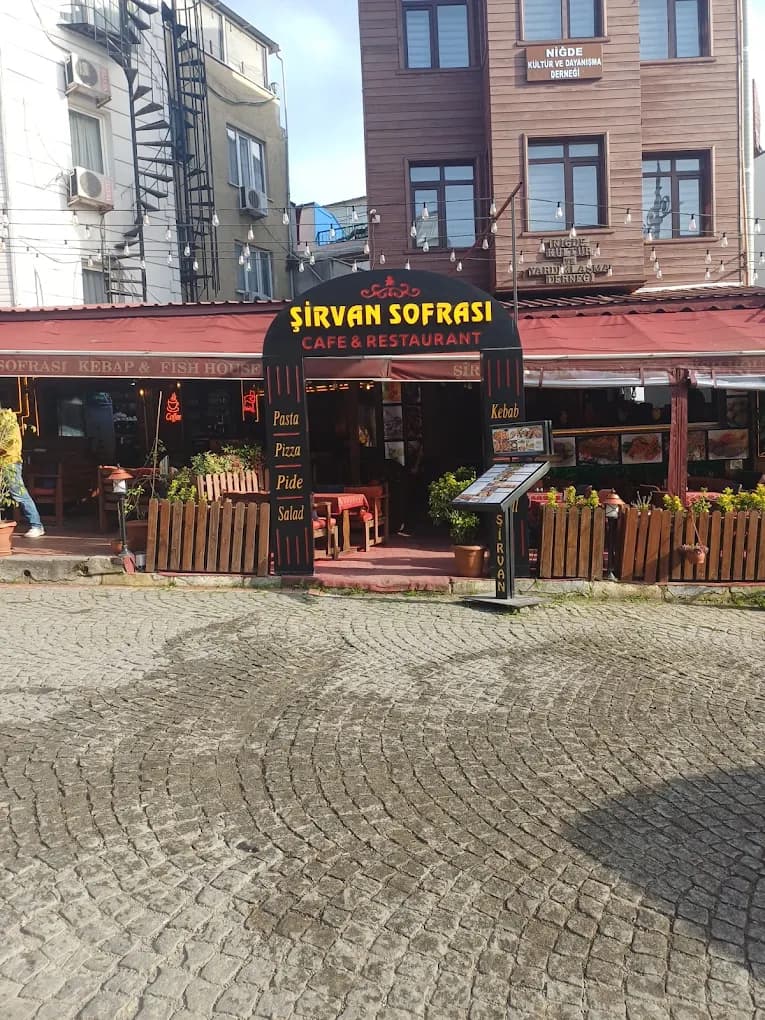 Gegrillter Kebab-Teller mit traditionellen Beilagen
