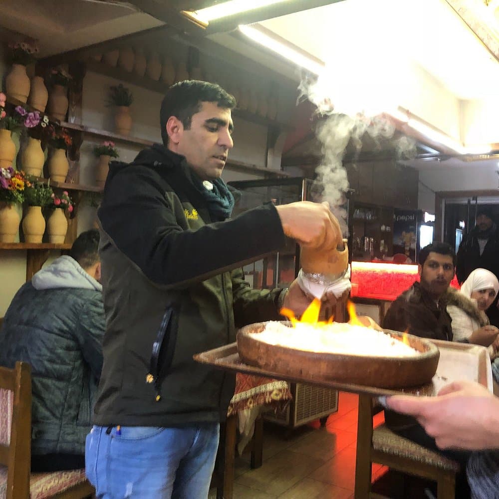 Mutfakta geleneksel Türk yemekleri hazırlayan şef