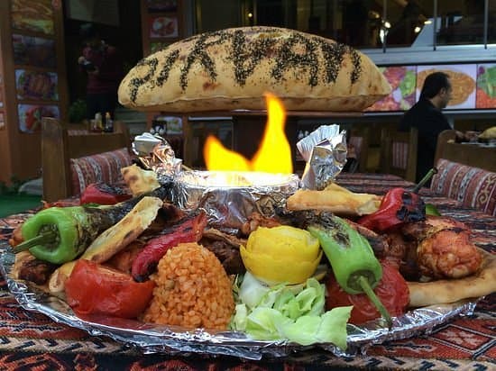 Akşam yemeği için hazırlanmış premium restoran masası