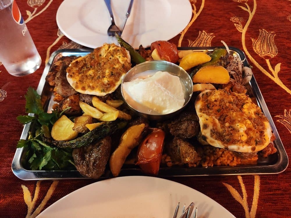 Kömür ateşinde pişmiş karışık kebap tabağı