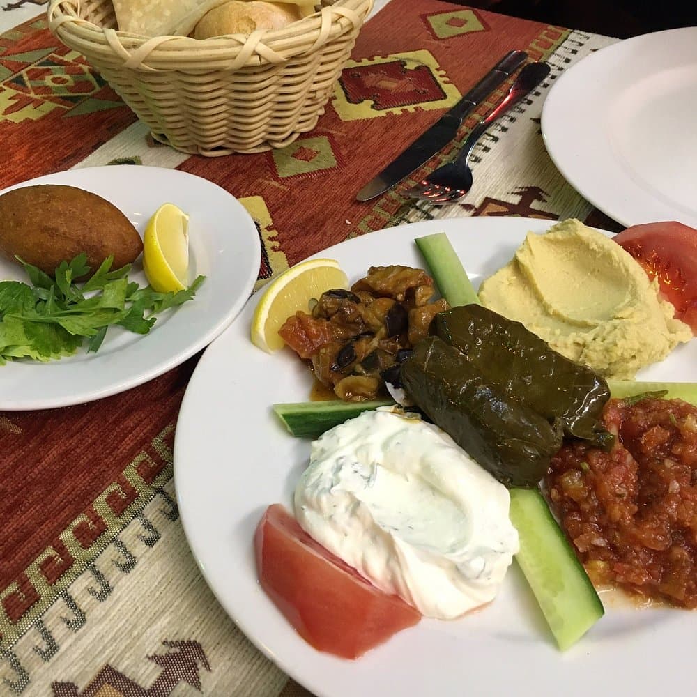 Masada servis edilen Türk Osmanlı mezeleri seçkisi