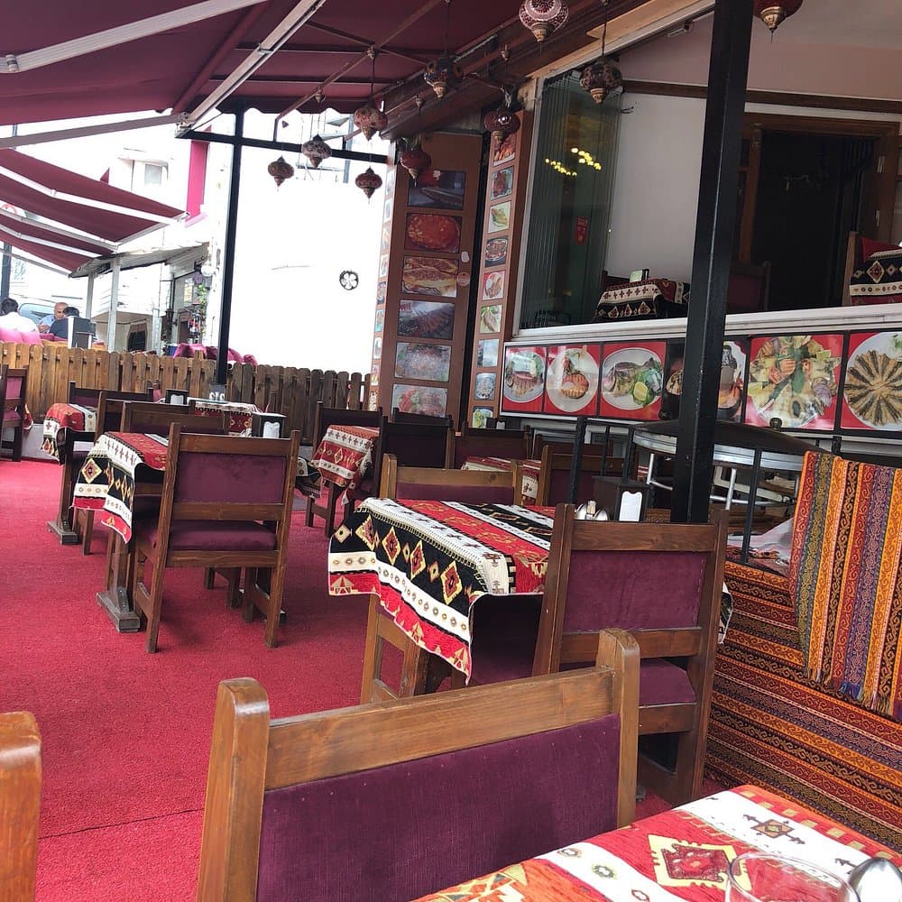 Zarif restoran oturma düzenine sahip premium yemek salonu