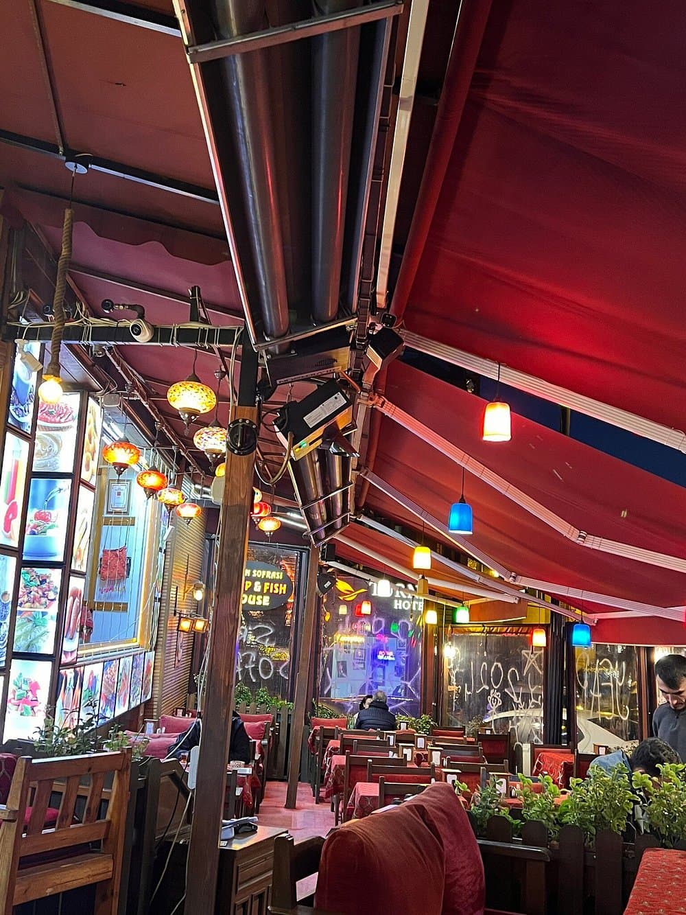Sıcak aydınlatmalı zarif Türk restoran iç mekanı