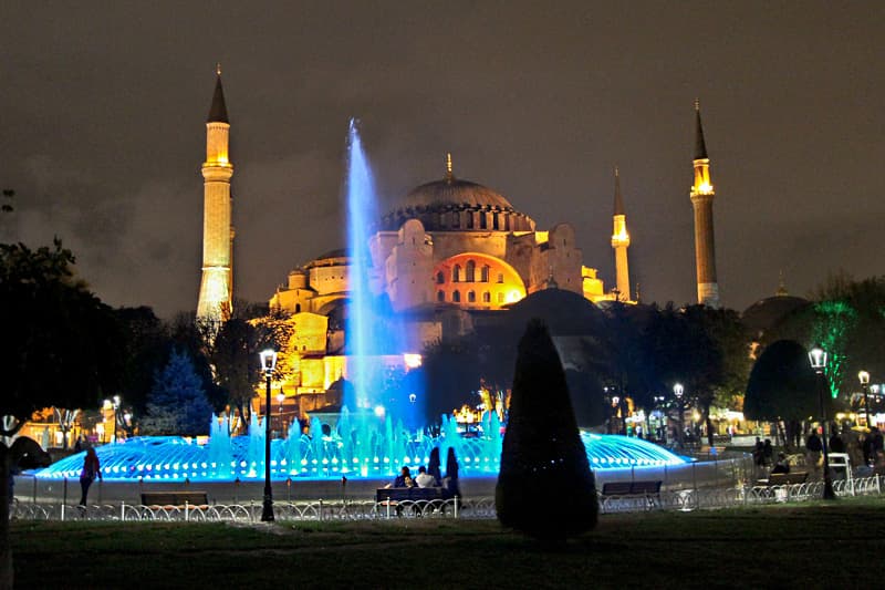 İstanbul tarihi yapıları yakınında Sultanahmet akşam atmosferi