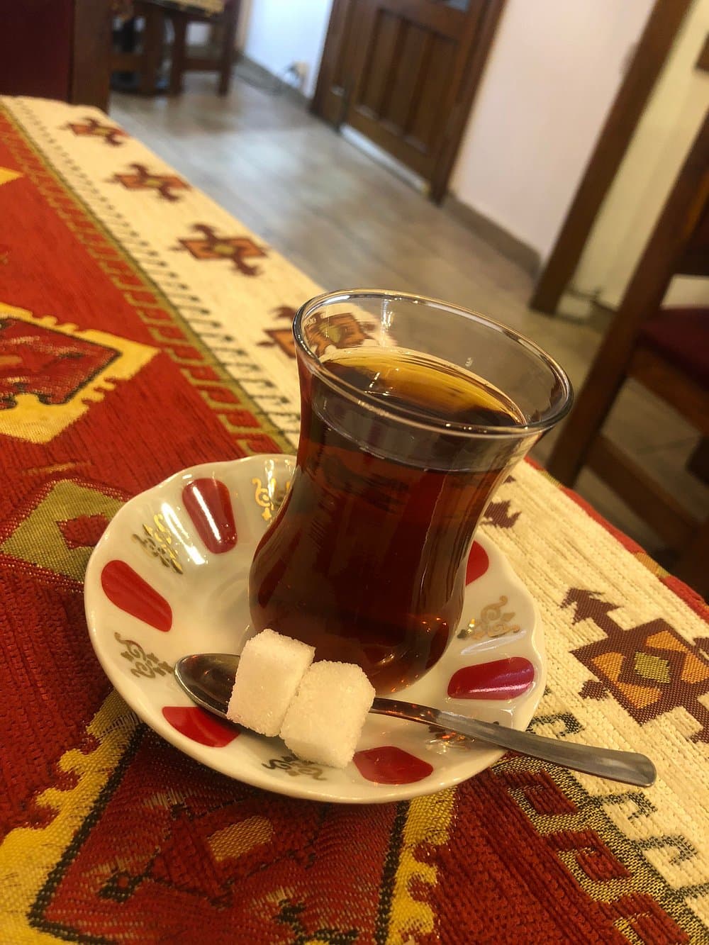 Zarif restoran masasında servis edilen geleneksel Türk çayı