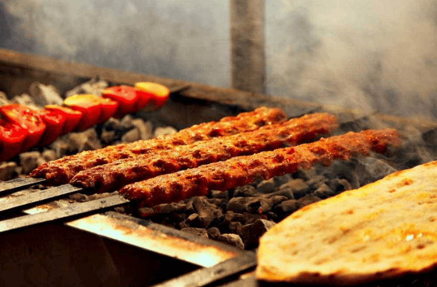 Lavaşla servis edilen Adana kebap