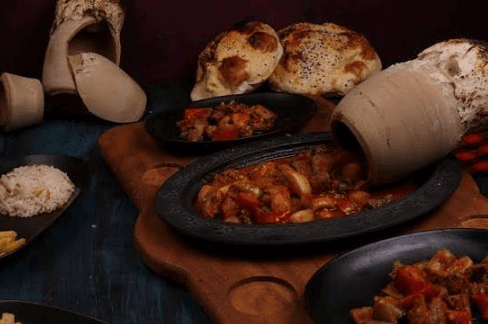 Vegetarisches Amfora-Gericht im Tontopf
