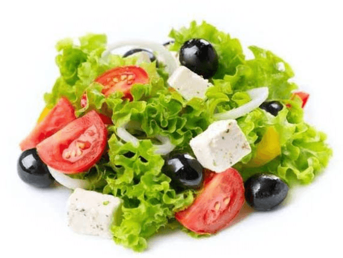 Beyaz peynirli ve zeytinli Yunan salatası