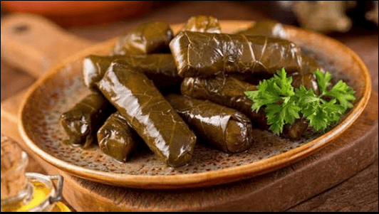Limon ile servis edilen yaprak sarma